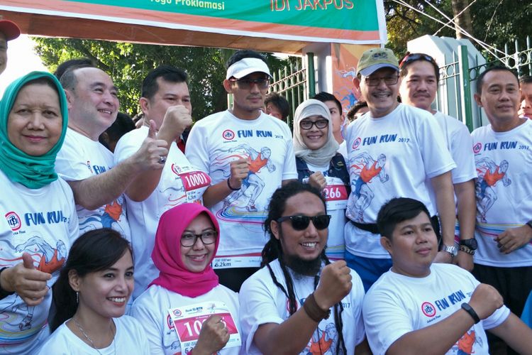 Wakil Gubernur DKI Jakarta Sandiaga Uno melepas IDI Fun Run di Tugu Proklamasi, Jakarta Pusat, Minggu (24/12/2017).
