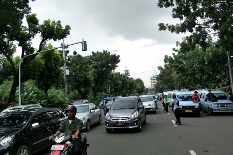 Arus lalu lintas di Jalan Medan Merdeka Selatan tampak ramai lancar meski ada demo sopir angkot di depan Balai Kota DKI Jakarta, Rabu (31/1/2018).