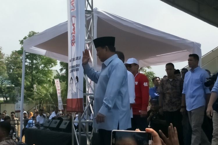 Calon presiden nomor urut 02 Prabowo Subianto mendeklarasikan Gerakan Emas atau Gerakan Emak-Emak dan Anak Minum Susu di Stadion Klender, Jakarta Timur, Rabu (24/10/2018).