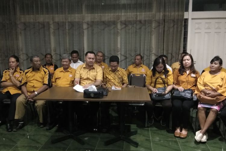 Pengurus DPD dan DPC Hanura NTT saat menggelar konferensi pers di Sekretariat Hanura NTT, Senin (15/1/2018).