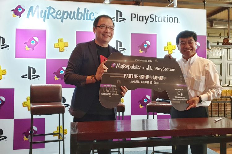 Kiri-kanan: CEO MyRepublic Indonesia, Handhianto Suryo Kentjono dan Head of PlayStation Sony Indonesia, Teoh Wah Keong.