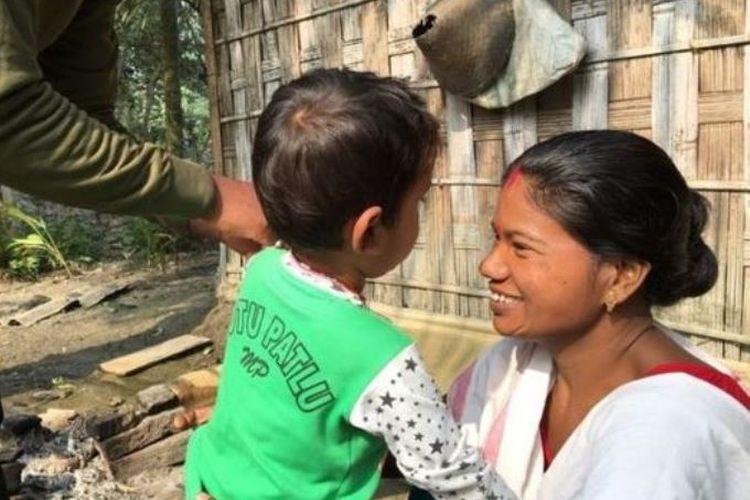 Shewali Boro bersama Riyan yang ternyata bukan anak kandung mereka.