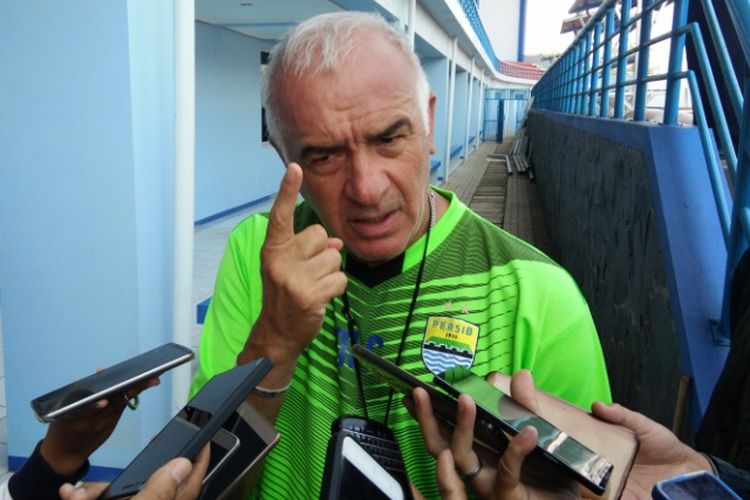 Pelatih Persib Bandung Mario Gomez saat diwawancarai media Stadion Arcamanik, beberapa waktu lalu.