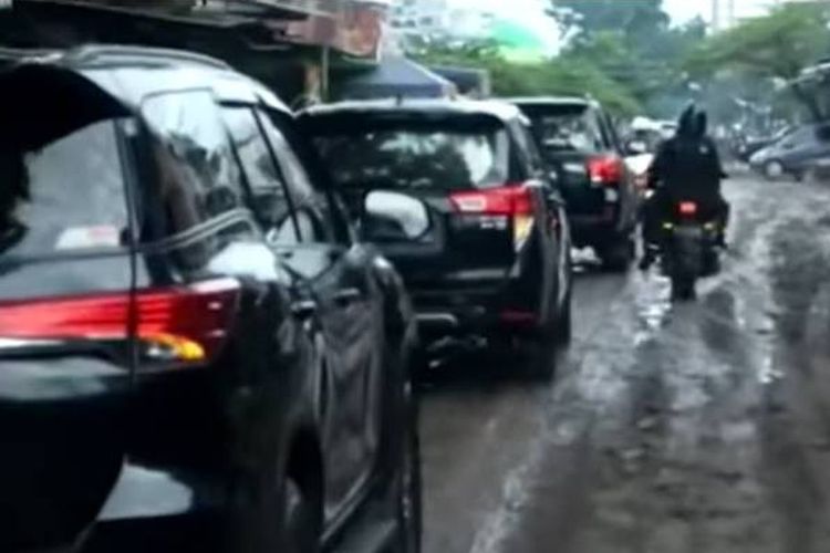 Presiden RI Joko Widodo melakukan inspeksi mendadak untuk mengecek jalanan di Kota Medan yang dikeluhkan oleh warga setempat. Warg mengeluh banyak jalan rusak di Medan, tetapi tak kunjung diperbaiki.