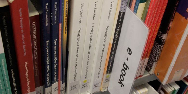 Buku di perpusakaan di sebuah perguruan tinggi di Belanda. 