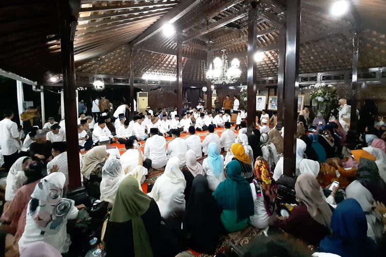 Suasana tahlilan demi mendoakan almarhumah Kristiani Herawati atau Ani Yudhoyono di kediaman Puri Cikeas, Bogor, Jawa Barat, Jumat (7/6/2019).