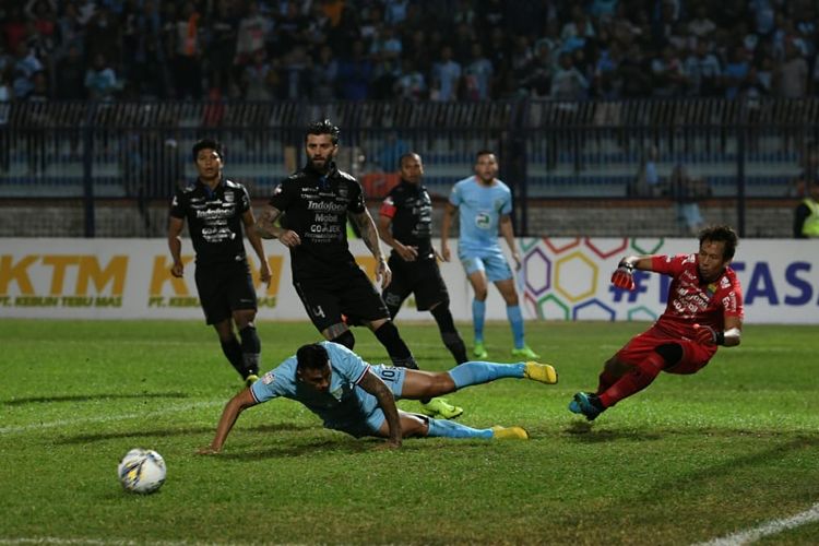 Pertandingan Liga 1 2019 antara Persela Lamongan vs Persib Bandung di Stadion Surajaya, 8 Agustus 2019, berakhir imbang 2-2. 