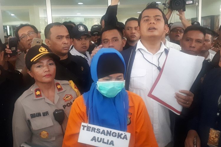 Tersangka pembunuhan Aulia Kesuma (AK) saat rekonstruksi di Apartemen Kalibata City, Jakarta Selatan, Kamis (5/9/2019).