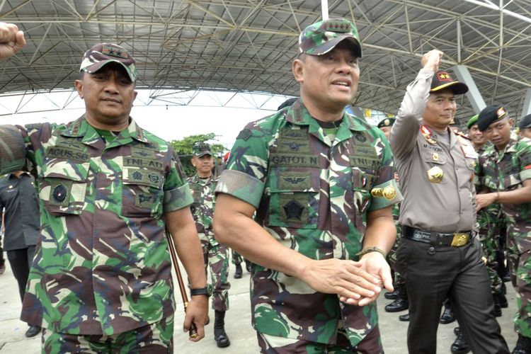 Panglima TNI Jenderal Gatot Nurmantyo (kedua kiri) didampingi Pangdam XIV Hasanuddin Mayjen TNI Agus Surya Bakti (kiri) dan Kapolda Sulsel Irjen Pol Muktiono (ketiga kiri) menghadiri kegiatan Sinergi TNI-Polri dan Masyarakat Bersatu Dalam Rangka Menjaga Kedaulatan dan Keamanan NKRI di Lapangan Karebosi, Makassar, Sulawesi Selatan, Rabu (25/10/2017).  Sinergi tersebut guna mempererat silaturahmi antara personil TNI dan Polri dalam mengawal Pemilihan Kepala Daerah (Pilkada) 2018 di Sulsel yang diselenggarakan serentak di 12 Kabupaten/Kota, dan tidak berpihak kepada siapa pun.