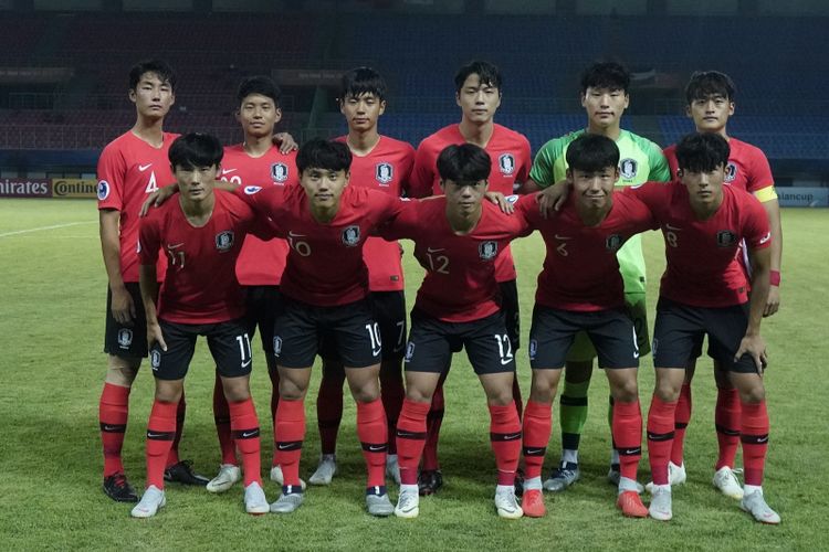 Susunan pemain utama Timnas U-19 Korea Selatan pada pertandingan melawan Jordania di Stadion Patriot dalam lanjutan Piala AFC U-19 2018, 22 Oktober 2018. 