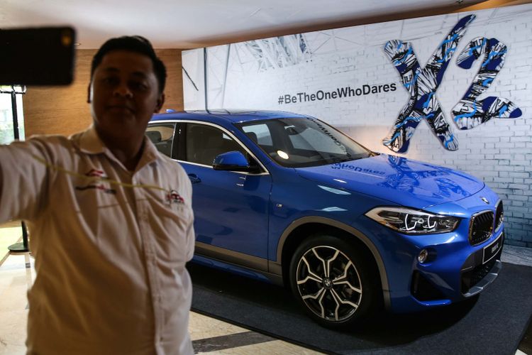 Mobil BMW X2 terlihat saat peluncuran di Jakarta, Rabu (31/10/2018). BMW X2 pertama kali dikenalkan pada pameran Paris Motor Show 2016 sebagai mobil konsep. Kehadiran X2 di Indonesia akan melengkapi pilihan konsumen untuk produk SUV BMW yang sebelumnya ditawarkan dalam model X1, X3, X4, X5 dan X6.