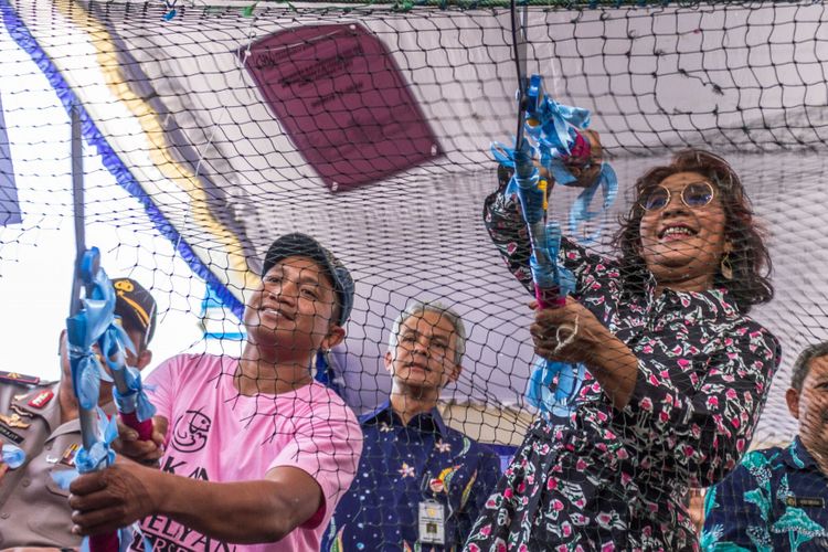 Menteri Kelautan dan Perikanan Susi Pudjiastuti (kanan), Gubernur Jateng Ganjar Pranowo (tengah) bersama perwakilan nelayan secara simbolis memusnahkan jaring penangkap ikan tidak ramah lingkungan saat Pembagian Paket Bantuan Alat Penangkap Ikan Ramah Lingkungan di Semarang, Jawa Tengah, Rabu (20/9/2017). Kementerian Kelautan dan Perikanan melalui Ditjen Perikanan Tangkap membagikan 690 paket alat penangkap ikan ramah lingkungan kepada nelayan Pantai Utara (Pantura) Jateng serta menyerahkan klaim asuransi nelayan yang mencapai Rp 1,2 miliar.