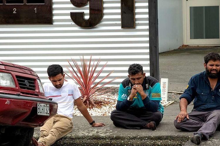 Ketegangan terlihat di luar Masjid Al Noor, Kota Christchurch, Selandia Baru, menyusul insiden penembakan di masjid tersebut, Jumat (15/3/2019). Perdana Menteri Selandia Baru, Jacinda Ardern, dalam keterangannya mengatakan, sedikitnya 40 orang tewas dan 20 lainnya luka parah dalam serangan teror tersebut.