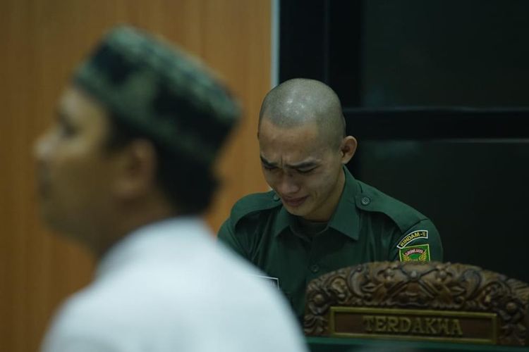Prada DP menangis tersedu-sedu ketika mendengarkan keterangan saksi dalam persidangan yang berlangsung di Pengadilan Militer I-04 Palembang, Kamis (1/8/2019).