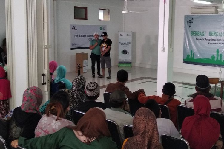 IZI serahkan donasi kaki palsu kepada difabel dhuafa di Condet, Jakarta Timur, Jumat (25/5/2018)