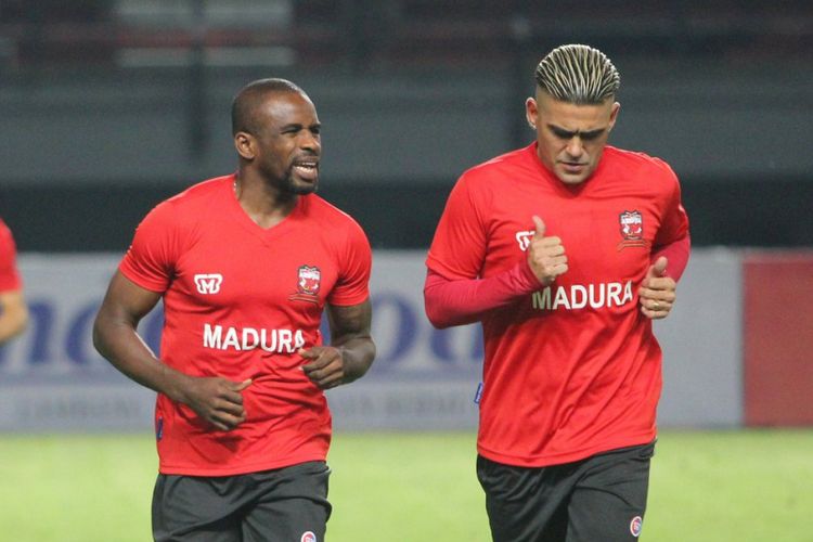 Greg Nwokolo dan Cristian Gonzales melakukan pemanasan bersama Madura United di Gelora Bung Tomo, Kamis (18/1/2018).