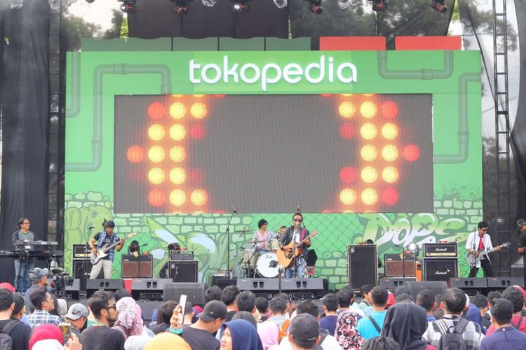 Grup band Wayang saat tampil di panggung Toped Stage di The 90s Festival, Gambir Expo, Jakarta Utara, Sabtu (25/11/2017).
