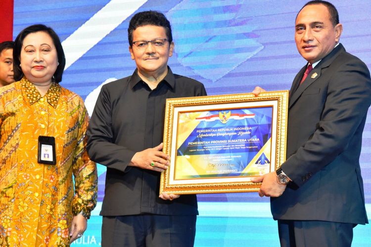 Gubernur Sumut Edy Rahmayadi memberikan penghargaan WTP kepada salah satu pemda, Jumat (23/11/2018)