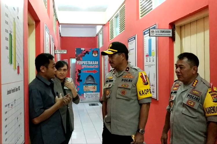 Kapolda NTB, Brigjen Polisi Nana Sudjana memantau keamanan di KPU NTB