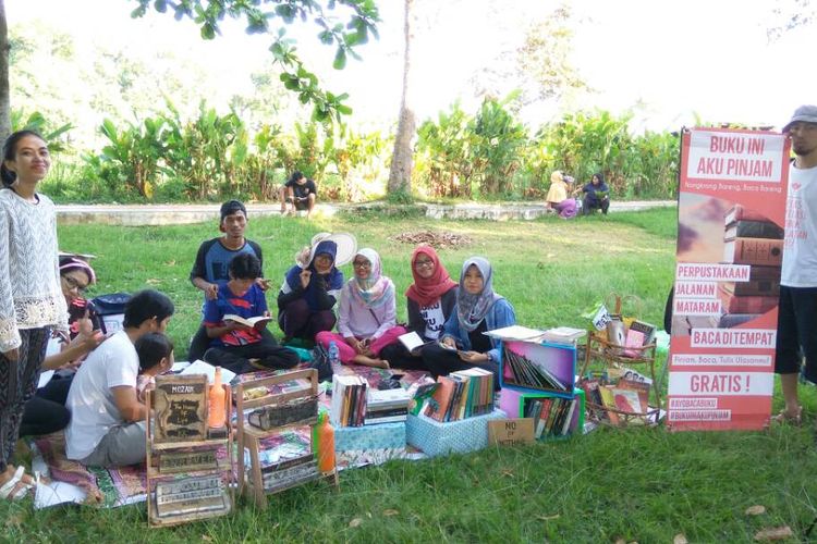 Mataram, Kompas.Com-aktivitas komunitas baca BIAP (Buku Ini Aku Pinjam) di Taman Sangkareang Mataram. Aktivitas mereka berlangsung sejak 2016 silam.