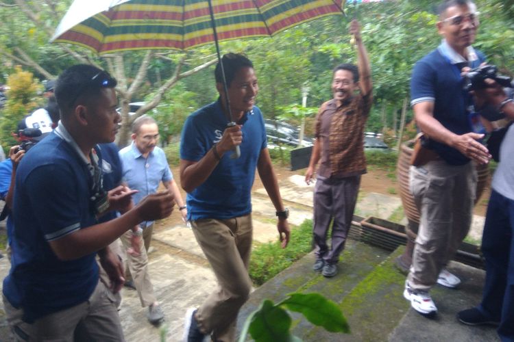 Calon Wakil Presiden Nomor Urut 02  Sandiaga Salahuddin Uno  di Warung makan Terace Petruk di Kecamatan Patuk, Gunungkidul Jumat (5/4/2019)