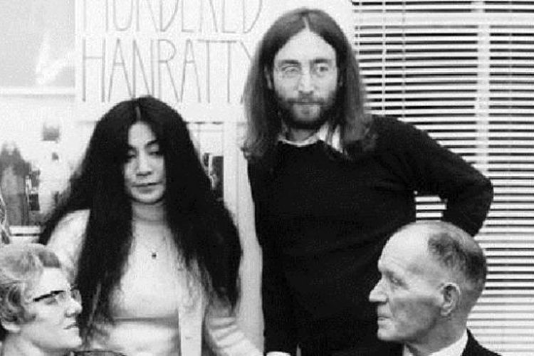 Yoko Ono (tengah, berdiri) bersama mendiang suaminya, John Lennon (kanan, berdiri).