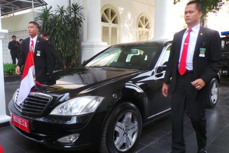 Anggota Pasukan Pengamanan Presiden (Paspampres) menjaga mobil Kepresidenan yang diparkir di kompleks Istana Negara, Jakarta, Senin (20/10/2014). Mobil ini akan digunakan Presiden Susilo Bambang Yudhoyono ke acara pelantikan presiden baru.