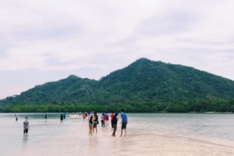 Jika air surut, wisatawan bisa menyeberang dari Pahawang Besar ke Pahawang Keil lewat pasir timbul. Pahawang terletak di Lampung.