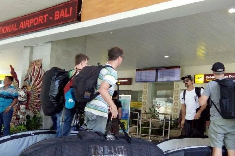 Wisatawan antre masuk terminal domestik bandara Ngurah Rai, Jumat(14/10/2016)