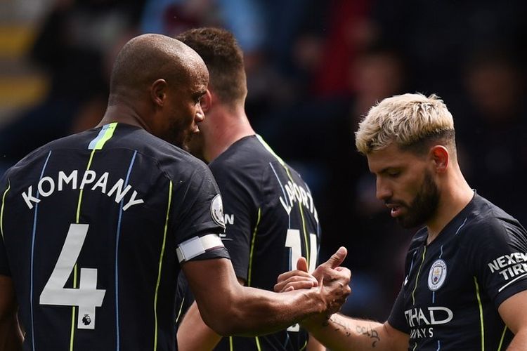 Vincent Kompany memberi selamat kepada Sergio Aguero yang mencetak gol pada pada pertandingan Burnley vs Manchester City dalam lanjutan Liga Inggris di Turf Moor, 28 April 2019. 