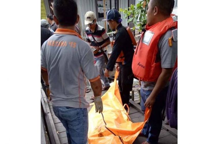 Tim gabungan mengevakuasi korban yang terkena kobaran api di Teluk Balikpapan, Sabtu (31/3/2018) siang. 