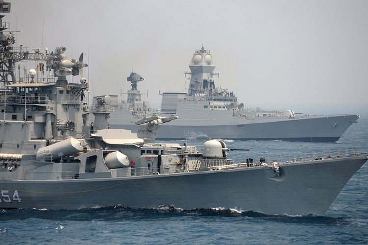 Kapal perang Angkatan Laut India INS Ranvir (kiri) terlihat bersama INS Chennai, dalam latihan di Teluk Benggala, lepas pantai Chennai, April 2017.