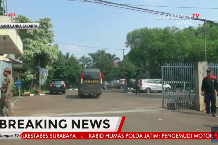 Gereja Santa Anna, Duren Sawit, Jakarta Timur, dijaga polisi, Senin (14/5/2018), setelah mendapat telepon gelap.