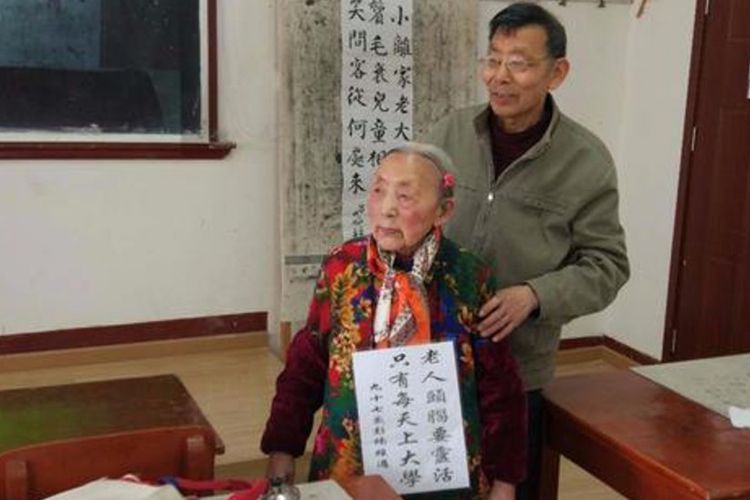 Peng Nan (97) saat menghadiri salah satu kelas perkuliahan di sebuah universitas di kota Wuhan, Provinsi Hubei, China.