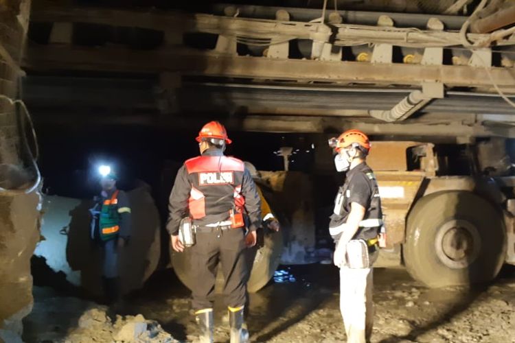 Tim evakuasi ketika sedang melakukan pencarian dua korban yang belum ditemukan, Rabu (3/4/2019)