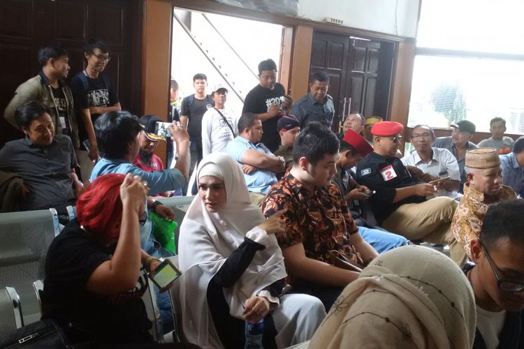 Mulan Jameela menemani suaminya, Ahmad Dhani, saat menjalani sidang kasus ujaran kebencian di PN Jakarta Selatan, Senin (17/9/2018).