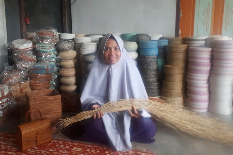 Sahniati, pengusaha anyaman ketak di Desa Rarang Batas, Lombok Timur, Nusa Tenggara Barat. Foto diambil Selasa (18/12/2018).