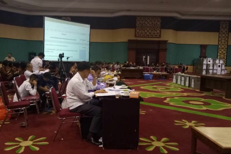 Suasana rapat pleno terbuka rekapitulasi perhitungan suara pemilihan Bupati dan Wakil Bupati Bogor, yang berlangsung di Gedung Tegar Beriman, Jumat (6/7/2018).