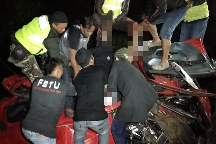 Petugas Kepolisian dan TNI dibantu warga sekitar mengevakuasi korban satu keluarga tewas kecelakaan tronton pasir menabrak mobil korban Toyota Agiya warna merah di Tanjakan Gentong, Tasikmalaya, Sabtu (19/1/2019) dini hari. 