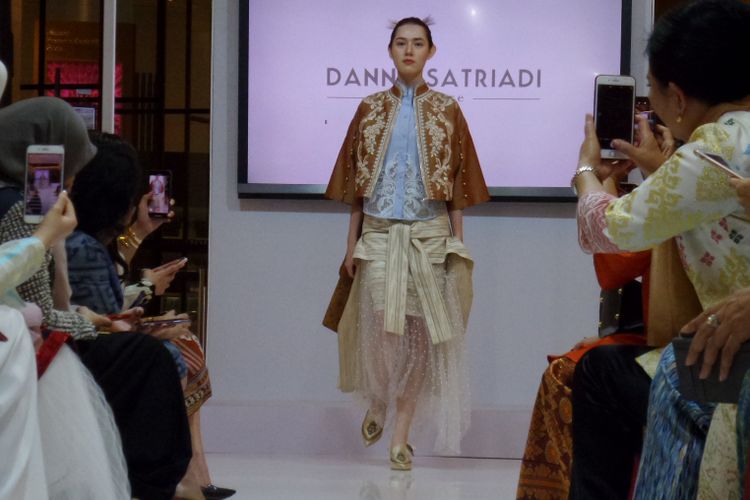 Desainer Danny Satriadi membawakan koleksi busana tenun Jawa Tengah pada pameran dan bazar tenun oleh CTI di Pacific Place, Jakarta, Kamis (15/11/2018).