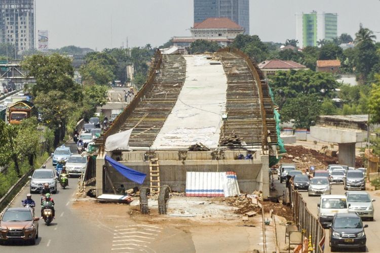 Sejumlah kendaraan melintas di samping proyek pembangunan Jalan Layang Tol Depok-Antasari di jalan TB Simatupang, Jakarta, Senin (11/9/2017). Jalan tol Depok-Antasari (Desari) merupakan jalan tol penghubung Kota Jakarta Selatan dan Kota Depok sepanjang 12 kilometer yang diprediksi akan mengurangi kepadatan di jalan tol Jagorawi dan kemacetan di jalur utama TB Simatupang dan Lenteng Agung yang ditargetkan akan selesai pada 2018. ANTARA FOTO/Galih Pradipta/pras/17