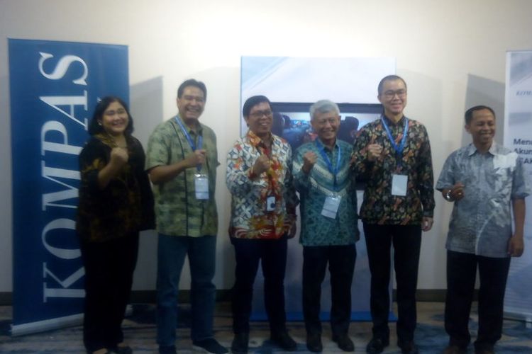 Direktur Penilaian Keuangan Perusahaan Sektor Jasa OJK, Nur Sigit Warsidi (ketiga kiri) berfoto bersama usai menghadiri acara di Hotel Century Park, Jakarta, Kamis (2/5/2019).