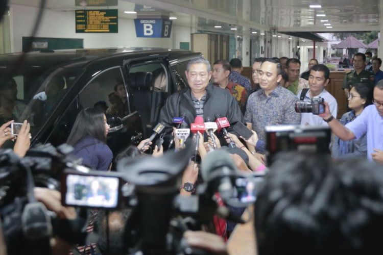 
Presiden RI keenam sekaligus Ketua Umum partai Demokrat Susilo Bambang Yudhoyono saat keluar dari Rumah Sakit Pusat Angkatan Darat (RSPAD) Jakarta, Kamis (19/7/2018).(Istimewa)

