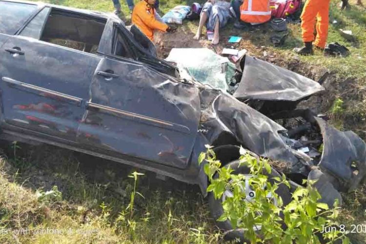 Kecelakaan tunggal kendaraan pribadi yang berpenumpang 8 orang di ruas jalan Tol Caruban-Wilangan Jawa Timur (8/6/2018).