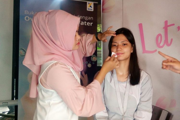 Makeup artist Natasia Adrina saat sedang mengaplikasikan makeup flawless pada peluncuran Ovale Micellar Water di Jakarta, Senin (9/4/2018).