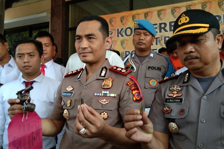 Kapolres Karawang AKBP Nuredy Irwansyah Putra (nomor dua dari kanan) .