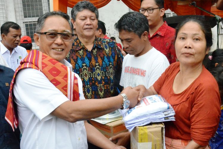 Pengungsi Gunung Sinabung menerima bantuan secara simbolis dari Direktur Keuangan Pelindo 1 Farid Luthfi, Senin (9/10/2017)