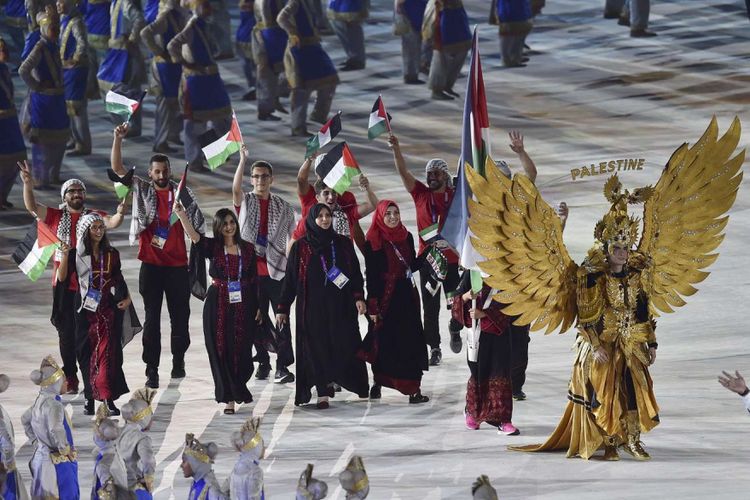 Defile kontingen <a href='https://medan.tribunnews.com/tag/palestina' title='Palestina'>Palestina</a> saat Pembukaan Asian Games ke-18 Tahun 2018 di Stadion Utama Gelora Bung Karno, Senayan, Jakarta, Sabtu (18/8/2018).