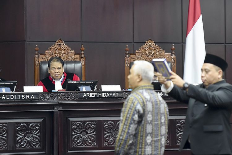 Hakim Konstitusi Saldi Isra (kiri), Arief Hidayat (tengah) menyaksikan saksi ahli dari pihak termohon diambil sumpahnya saat sidang lanjutan Perselisihan Hasil Pemilihan Umum (PHPU) presiden dan wakil presiden di gedung Mahkamah Konstitusi, Jakarta, Kamis (20/6/2019). Sidang tersebut beragendakan mendengarkan keterangan saksi dan ahli dari termohon atau dari pihak KPU.