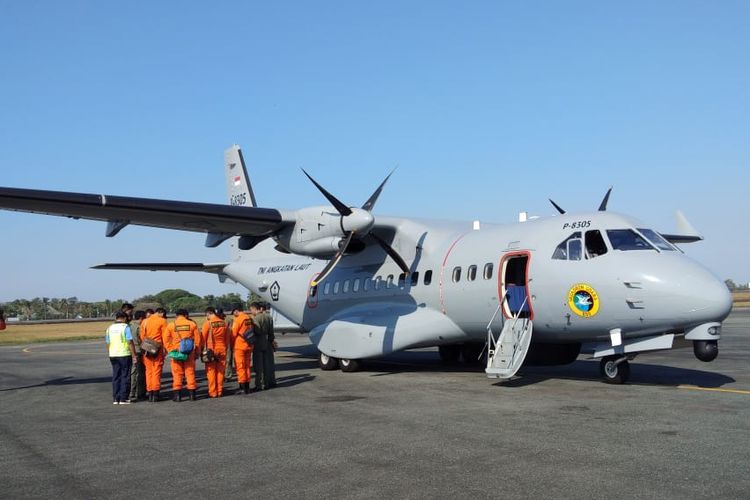 Pesawat CN 235 bersiap diterbangkan menuju Perairan Tanjung Selatan untuk melakukan penyisiran melalui udara, Selasa (6/8/2019)